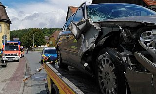 Der Mercedes wurde vor dem Schloss Rheder abgeschleppt. - Burkhard Battran