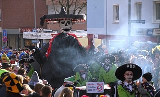 Die Narren im Kreis Höxter – wie hier beim Rosenmontagszug in Steinheim – brauchen auch aus finanziellen Gründen, viele Zuschauer. - David Schellenberg