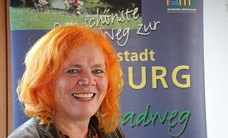 Die gebürtige Rheinländerin Hilla Zavelberg-Simon (59) lebt seit 33 Jahren in der Hansestadt. Die diplomierte Sozialpädagogin und zweifache Mutter arbeitet als Parteimitglied der Grünen im Warburger Stadtrat mit, engagiert sich in der Geflüchtetenhilfe des Vereins „Zweite Heimat“ und bei „Alle Jahre wieder“. Foto: Scholz - Dieter Scholz