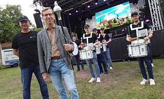Olaf Krane, Dirigent des Stadt- und Jugendorchesters (v. l.), Bürgermeister Tobias Scherf und die Drum-Band. - Dieter Scholz