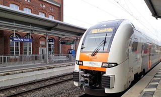 Ein RRX am Bahnhof in Warburg: Der Zug fährt nicht mehr nach Düsseldorf, sondern endet in Hamm. - Simone Flörke