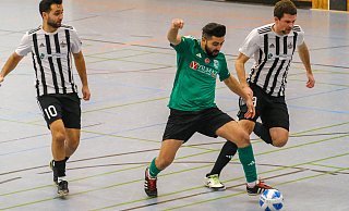 Hicrets Alaaddin Nas (Mitte) im Laufduell mit Schildesches Malte Siekmann (r.). Links schaut Kerem Kirici zu. - Andreas Zobe