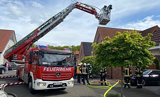 Im Gütersloher Hyazinthenweg ist es am frühen Sonntagnachmittag zu einem Feuerwehreinsatz gekommen. Zwischen zwei Wohnhäusern hatte unter anderem eine Hecke in Flammen gestanden. - Christian Bröder