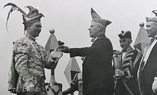 Bürgermeister Loeser übergibt den Schlüssel an den Karnevalsprinzen Heinz I. – im Hintergrund der Page Johannes Verleger und Wilhelm Roolf. - Repro: Karl Finke (Fotosammlung Heimatverein)