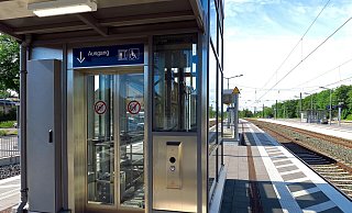 Oben, zwischen Gleis 1 und 2, liegt der Fahrstuhl, der einfach nicht fertig wird - sehr zum Ärger vieler Menschen, die am Bahnhof Brackwede auf diese Hilfe angewiesen sind. - Kurt Ehmke