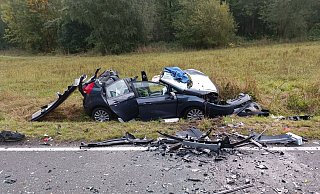 Dieser Fiesta wurde bei dem Frontalzusammenstoß völlig zerstört. Die Feuerwehr musste das Dach abtrennen, um das Unfallopfer aus dem Wagen zu befreien. - Manuela Puls