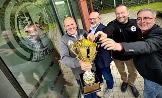 Da ist das Ding: Der Kreisvorsitzende Markus Baumann (v. l.), Christoph Kaleschke vom Sponsor Sparkasse, der Vorsitzende des Fußballausschusses im Kreis Patrick Hartmann sowie Sören Herbst vom Sponsor Neue Westfälische mit dem Pokal des Stadtmeisters. - Mike-Dennis Müller