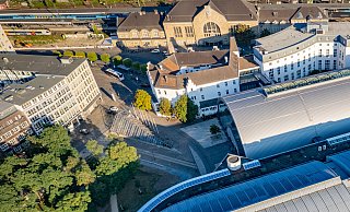 Die Tüte und ihr Umfeld: Rechts oben der Hauptbahnhof, davor das weiße Hotel Bielefelder Hof, links unten der Stadthallenpark, links die Kioskmeile, rechts die Stadthalle mit ihrem Anbau. - Mike-Dennis Müller