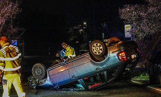 Mitarbeiter des Abschleppdienstes räumen das Wrack des Skodas von der Straße. - Paul Brinkmann