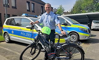 Thomas Kruse, Polizeihauptkommissar und Verkehrsicherheitsberater/Opferschutz, mit einem E-Bike vor der Wache in Bad Driburg. - Simone Flörke