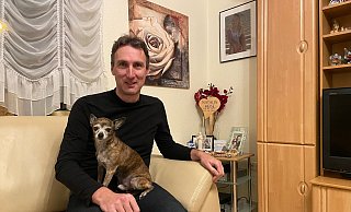 Lars Heise sitzt mit dem gemeinsamen Familienhund vor einem Gedenktisch für seine Frau. - Dana Stoll