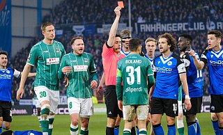 In der 59. Minute sieht VfB-Kapitän Mirko Boland nach einem Foul an Thaddäus Momuluh völlig zurecht die Rote Karte. Doch auch in Überzahl fällt dem DSC Arminia gegen Lübeck nichts ein. - Andreas Zobe
