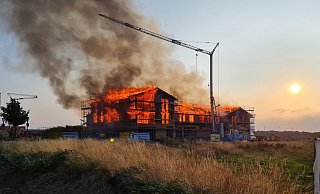Das in Holzbauweise errichtete Haus steht lichterloh in Flammen. - Feuerwehr Bad Wünnenberg