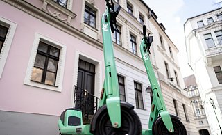 Die mintgrünen Roller können zum Leinewebermarkt und zum "Carneval der Kulturen" nur ausgeliehen werden, wenn zuvor ein Reaktionstest bestanden wird. - Alice Hinrichs