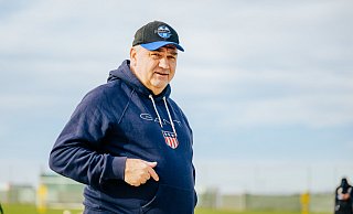Ein frischer Wind und Wolken: SCP-Präsident Thomas Sagel trug am Montagvormittag beim Training lieber ein wärmendes Sweatshirt. - Besim Mazhiqi