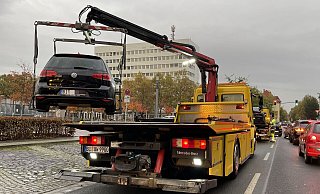 Alle Fahrzeuge, die am Donnerstag am Kesselbrink in den Parkbuchten parkten, wurden am Abend abgeschleppt. - Peter Unger