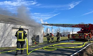 Das Feuer in der Lagerhalle am Werningshof hat beträchtlichen Schaden verursacht. - Charlotte Mahncke
