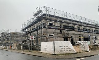 Der Rohbau steht, aber seit Monaten tut sich auf der Baustelle an der Wertherstraße/Ecke Am Sportplatz nichts mehr. - Ivonne Michel