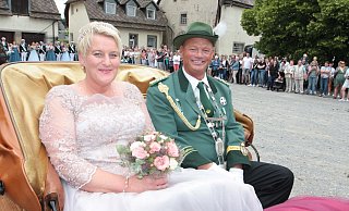 Beim Schützenfest in Vinsebeck steht das Königspaar Ingrid und Markus Rüther im Mittelpunkt. - Uwe Müller