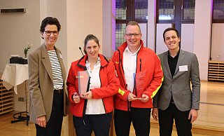 Claudia Beverungen (l.) und Lennart Engel (r.) aus dem Vorstand der Bürgerstiftung überreichen Sarah Dobbels und Andre Rathmann vom DLRG Paderborn der Bürgerpreis. - Moritz Jülich