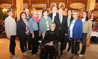 Beim Kreislandfrauentag trafen sich (v. l.) Lichtenaus Bürgermeisterin Ute Dülfer, Annegret Langehaneberg (Vizepräsidentin Landesverband), Hubertus Beringmeier (Landwirtschaftsverband), Elke Schniedermeier (stellvertretende Vorsitzende) Kornelia Wegener (ehemalige Vorsitzende) Maria Büser (Vorsitzende) Bernhard Hoppe-Biermeyer (Landtagsabgeordneter), Landrat Christoph Rüther, Cosima Niehoff (stellvertretende Vorsitzende), Irmgard Schütte (ehemalige Vorsitzende) und Pia Lages (Frauen- und Kinderklinik Paderborn). Referentin Ute Grell (vorne) beeindruckte mit ihrem Vortrag. - Johannes Büttner