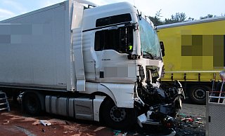 Bei Eintreffen der ersten Einsatzkräfte war ein LKW-Fahrer schwer verletzt in seinem Fahrzeug, jedoch nicht eingeklemmt. - Feuerwehr Bad Wünnenberg