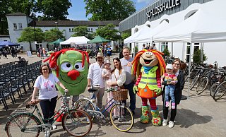 Über den erlebnisreichen Fahrradtag freuen sich (v.l.) Jutta Pöppe mit ihren "Tripad"-Schätzchen "Else", Zappel, der Initiator Lars Keller, seine Frau Hannah und Tochter Lene sowie "Kami" vom Tripad-Freundeskreis, Bummelfee und die Besucherin Frauke Ridder mit ihrer Tochter Aurélie. - Regina Brucksch Über den erlebnisreichen Fahrradtag freuen sich (v.l.) Jutta Pöppe mit ihren "Tripad"-Schätzchen "Else", Zappel, der Initiator Lars Keller, seine Frau Hannah und Tochter Lene sowie "Kami" vom Tripad-Freundeskreis, Bummelfee und die Besucherin Frauke Ridder mit ihrer Tochter Aurélie. - Regina Brucksch