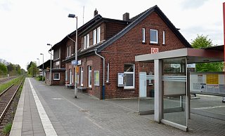 Tatort Bahnhof Steinhagen: Hier soll die 17-jährige Bielefelderin auf den 20-jährigen Steinhagener eingestochen haben. - joda