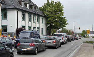 Der Rückstau von der Ampelanlage an der Steinstraße/Mindener Straße resultiert auch daher, dass der Großteil der Autofahrer nach links abbiegen möchte. Dafür ist die Grünphase aber oft zu kurz. - Nicole Sielermann