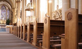 Ein Bild mit Symbolcharakter: Leere Bänke im Paderborner Dom. - Freya Rensing