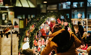 Musik und Weihnachtsstände erwartet die Besucher im Kurgastzentrum. - Niels Klöpper