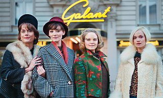 Claudia Michelsen (v.l.), Maria Ehrich, Sonja Gerhardt und Emilia Schüle in dem Film „Ku’damm 63“, der die spießigen 60er zeigt. - picture alliance/dpa/ZDF