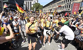 Die deutschen Athleten werden nach ihrer Ankunft am Hauptbahnhof Köln nach Abschluss der Olympischen Spiele vor dem Kölner Dom in Empfang genommen. - picture alliance/dpa