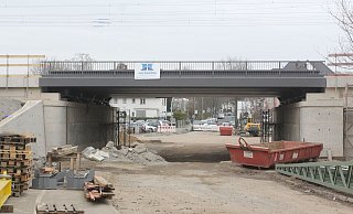 Bis die Leitungen unter der neuen Eisenbahnbrücke verlegt und dieSteinstraße wieder befahrbar ist, wird es Sommer werden. - Ulf Hanke