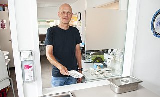 Frank Griwatz gibt im Drogenkonsumraum saubere Bestecke an die Abhängigen aus. 40 bis 50 Personen kommen täglich, manche konsumieren Heroin auch zweimal am Tag. - Joerg Dieckmann - www.dieckmann-fotodesign.de
