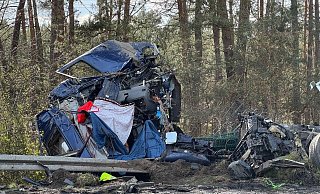 Der Lkw rutschte nach dem heftigen Zusammenstoß auf der A33 im Kreis Gütersloh in einen Graben. - Thorsten Heß