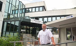 Thorsten Nerlich hat schon konkrete Vorstellungen, wie es mit dem Gebäude am Bustedter Weg weitergehen könnte, wenn das Impfzentrum Ende Spetember schließt. - Mareike Patock