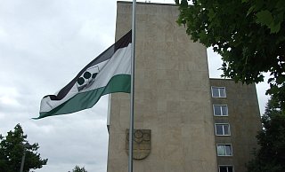 Ab Montagmittg wehen die Fahnen auch in Espelkamp vor dem Rathaus auf Halbmast. - Karsten Schulz