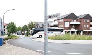 In Richtung dieses Kreisels an der Bahnhofstraße in Lübbecke soll die Gruppe nach dem Angriff geflüchtet sein. - Frank Hartmann