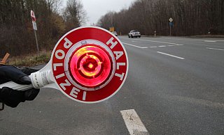 Erst die Kelle, dann die Kontrolle: An der Bünder Straße zog ein Beamter die ausgewählten Wagen aus dem Verkehr. - Jobst Lüdeking