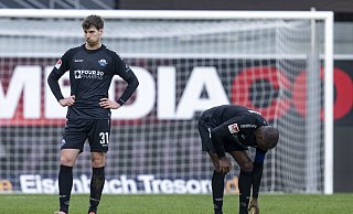 SCP-Verteidiger Maximilian Rohr (l.) muss nach der 0:4-Pleite gegen Kiel erst einmal tief durchatmen. - picture alliance/dpa