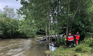 Der vom Diemelhochwasser mitgerissene Geländewagen stieß im Internet auf besonders großes Interesse. - Polizei