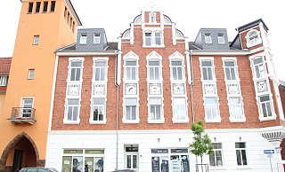Das 1899 erbaute, denkmalgeschützte Pöttingsche Haus am Lübbecker Marktplatz wurde an vielen Stellen entkernt und erhielt neue Fenster und Gauben. - Frank Hartmann