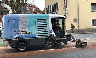 Der ASP reinigt die Fahrbahn der Detmolder Straße im Bereich des Heierstor. - Holger Kosbab