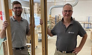 Hochwertige Türen und Fenster sind das Brot-und-Butter-Geschäft für Martin Nordemann (r.) und Sohn Niclas, der die nächste Generation im Familienbetrieb sichert. - Burkhard Hoeltzenbein