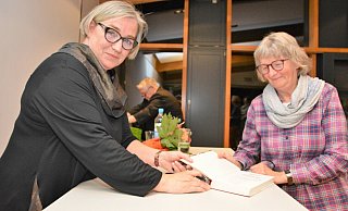 Viktoria Affeldt gehört zu den Ersten, die sich den neuesten Roman von Mechtild Borrmann (l.) signieren lassen. Die Schlange reicht quer durch katholische Gemeindehaus. - Karin Prignitz