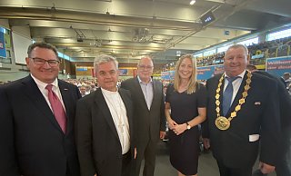 Michael Lutter (v. l.), Geschäftsführer der Kreishandwerkerschaft, Erzbischof Udo Markus Bentz, Festredner Steffen Kampeter vom BDA, MdEP Verena Mertens und Kreishandwerksmeister Mickel Biere. - Marc Schröder