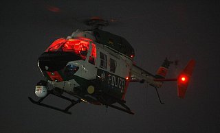 Ein Polizeihubschrauber kreiste in der Nacht auf Donnerstag über dem Bielefelder Osten (Symbolfoto). - Picture Alliance