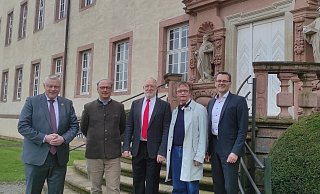 Bürgermeister Daniel Hartmann (v. l.), Viktor Herzog von Ratibor, Michael Stoltz, Norbert Drews und Michael Meier, Prokurist der Volksbank Höxter, die die Fallerslebenrede sponsert. - Svenja Ludwig Bürgermeister Daniel Hartmann (v. l.), Viktor Herzog von Ratibor, Michael Stoltz, Norbert Drews und Michael Meier, Prokurist der Volksbank Höxter, die die Fallerslebenrede sponsert. - Svenja Ludwig