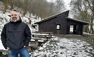Bezirksverwaltungsstellenleiter Sebastian Rapp vor der Schutzhütte oberhalb von Dalhausen. - Simone Flörke